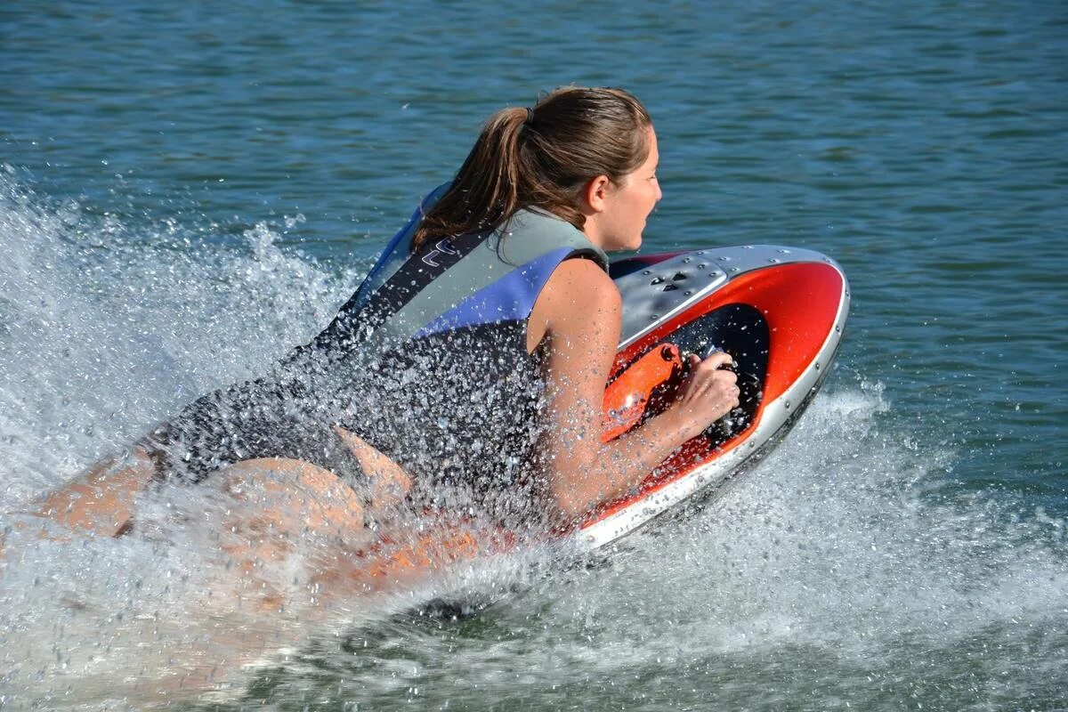 Какого числа можно плавать на моторе. Kymera Bodyboard. Буксировщик Kymera Bodyboard. Kymera body Board. Доска для плавания с мотором.