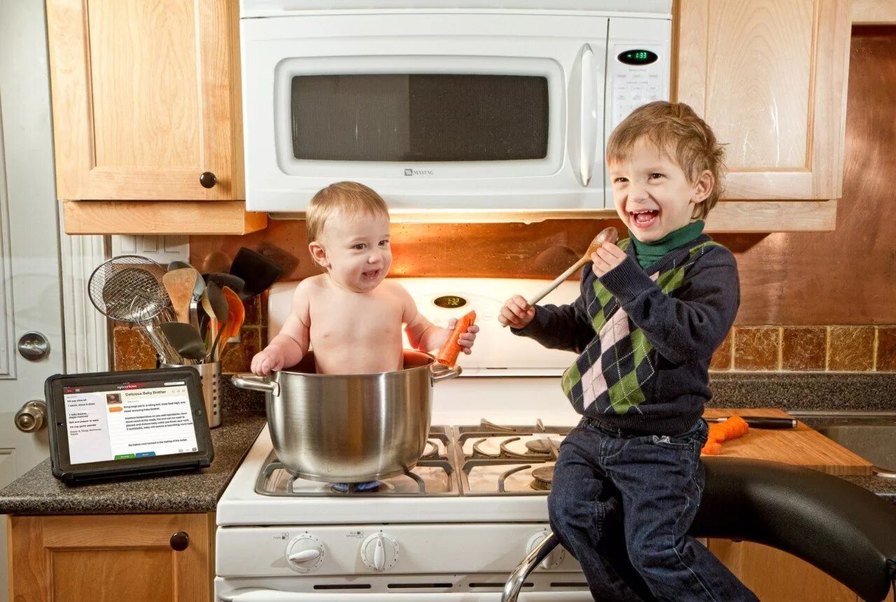 Кухня для детей. Смешные дети. Мальчик на кухне. Приколы с детьми. Что можно делать 1 дома