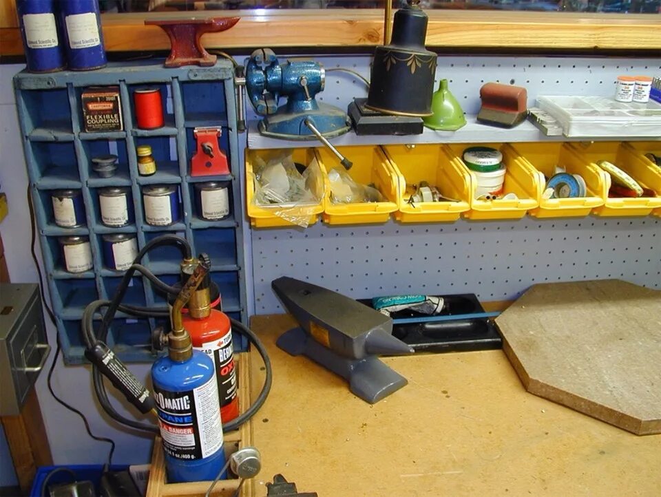 Домашняя мастерская своими руками сделай сам. Оборудование для гаража. Рабочее место в гараже. Оборудование мастерской в гараже. Оснащение гаража.