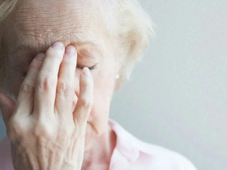 Пациент с головной болью. Дискомфорт в затылочной части. 80 лет головные боли. Головная боль shutterstock. Головная боль.