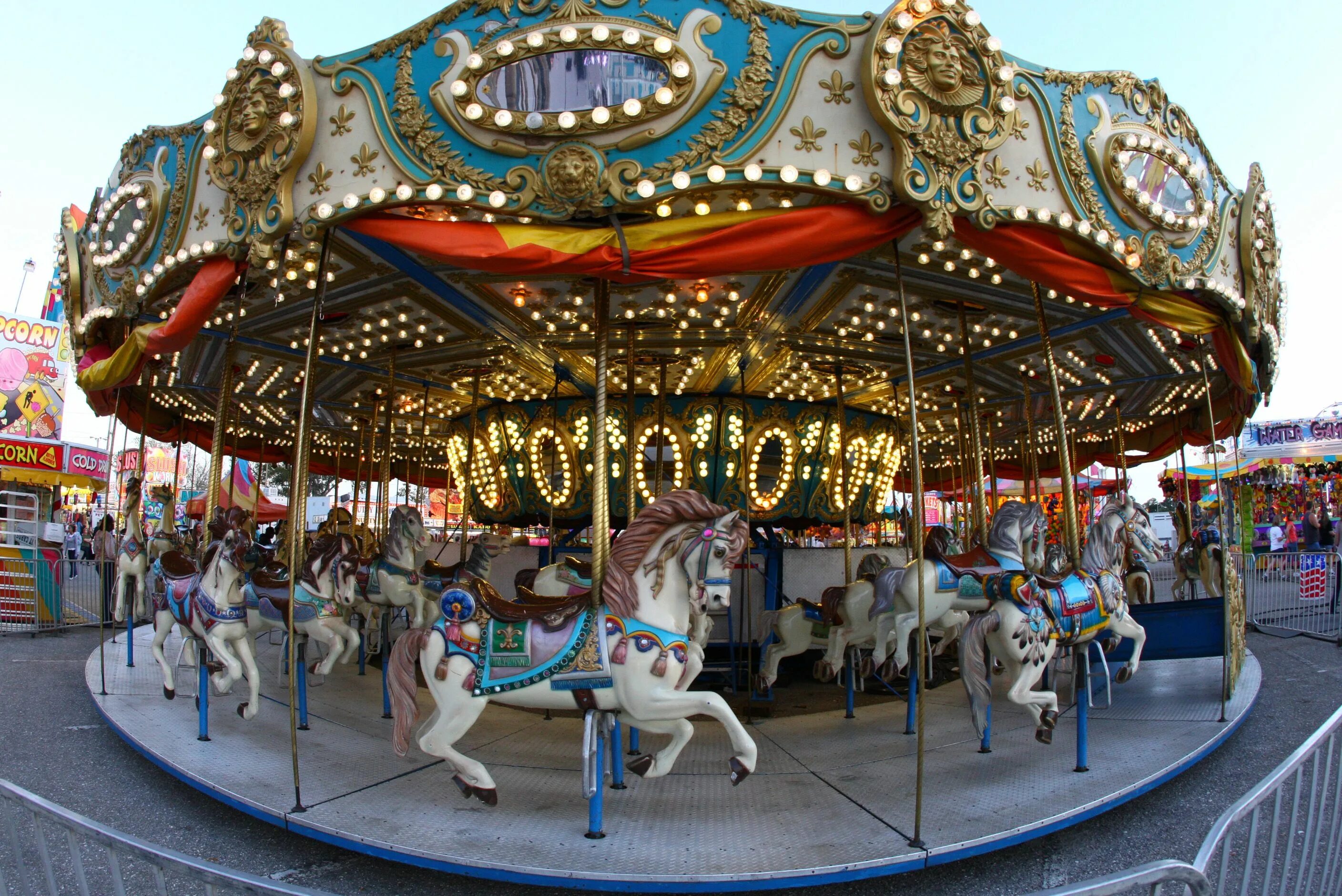 Парк Горького аттракционы Ижевск Merry go Round. Карусель с лошадками. Аттракцион лошадки. Карусель аттракцион.