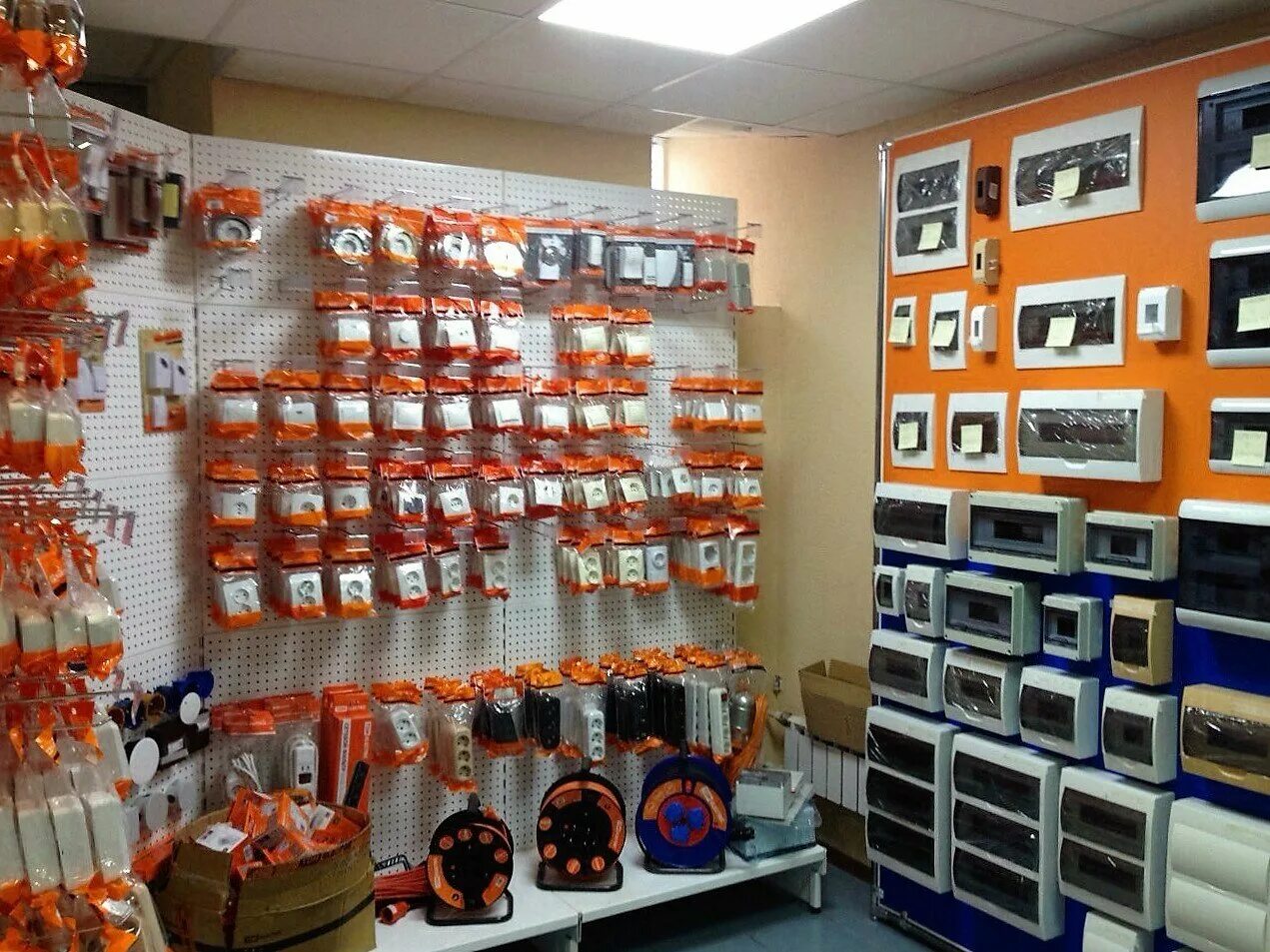 работающие магазины электротоваров