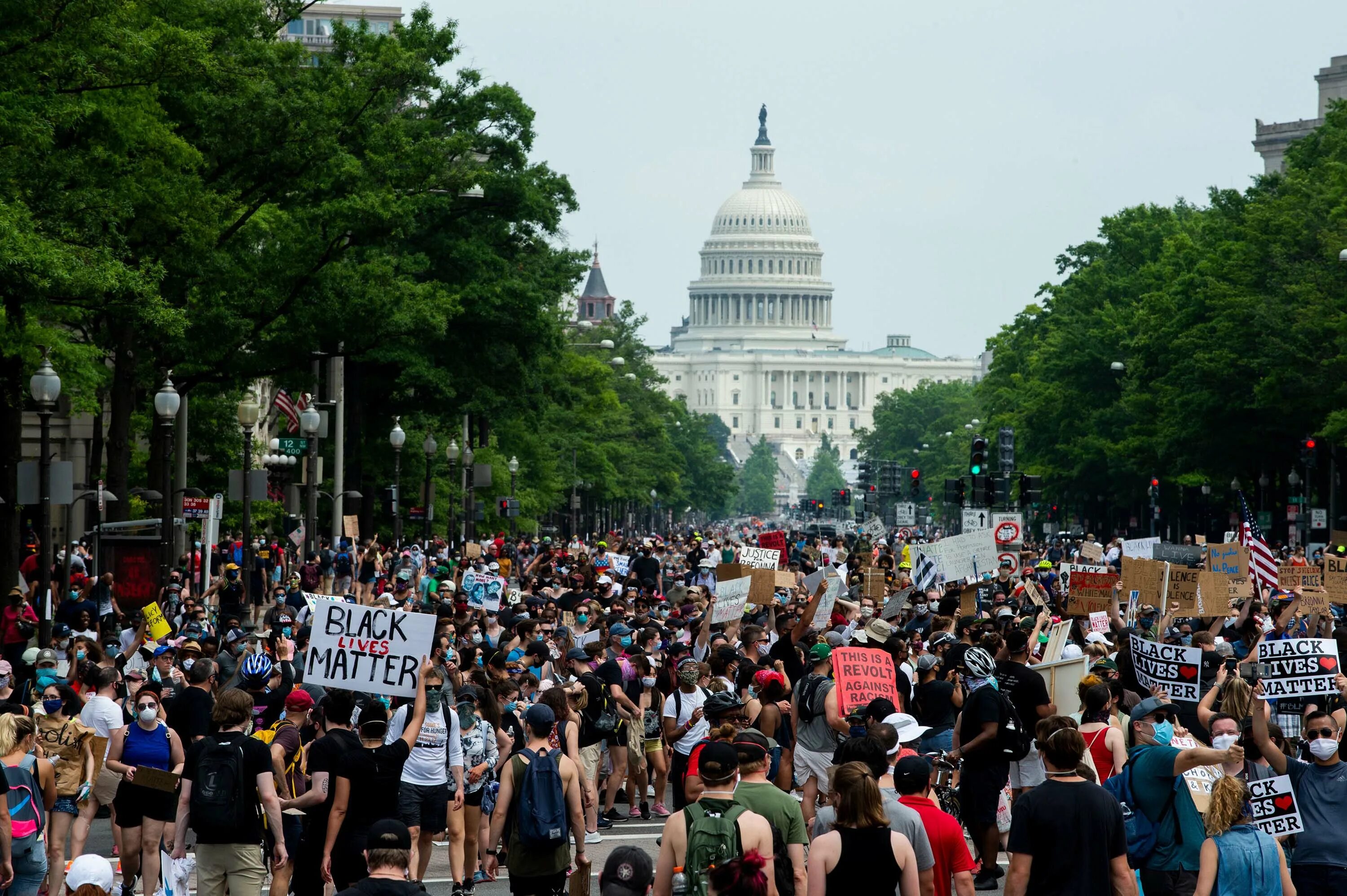 Митинги в США. Демонстрации в Нью Йорке. США люди. Митинги в америке