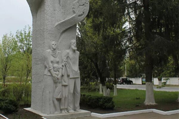 музей партизанской славы большой дуб железногорск. музей большой дуб железногорск курская область. мемориал большой дуб в курской области. мемориальный комплекс большой дуб железногорский район. музей большой дуб железногорск курская область.