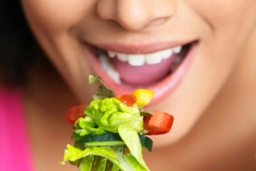 Девушка с овощами и фруктами. Девушка ест яблоко. Вкус пищи. Пережевывая пищу человек. Девушка кушает яблоко.