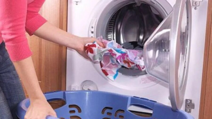 Стиральная машина стирает холодной водой. Стиральная машина стирает холодной водой. Стиральная машинка с бельем. Домашняя стиральная машина бирюза. Лайфхаки для стирки в стиральной машине.