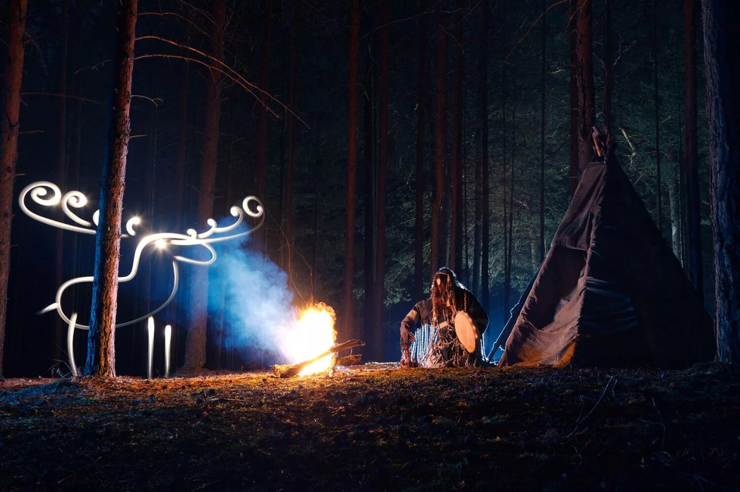 Фризлайт. Фотосессия фризлайт. Фризлайт рисование светом. Лес с палаткой и фонариком.
