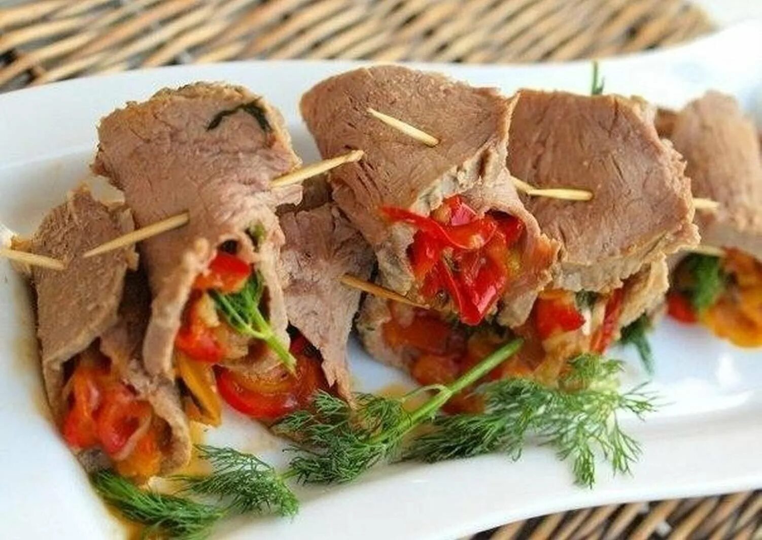 Горячая закуска из языка говяжьего. Мясные закуски. Холодная закуска из говядины. Холодная закуска из говядины. Ростбиф карпаччо.