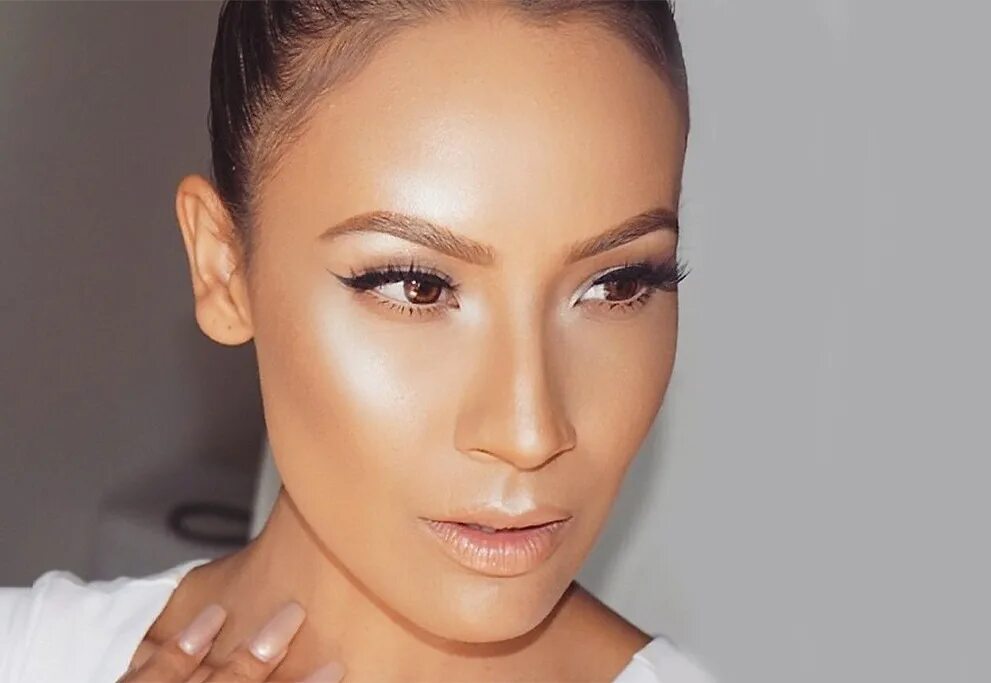 Стробинг. Стробинг. Эффект мокрого лица. Стробинг в макияже что это. Сияющая кожа макияж.