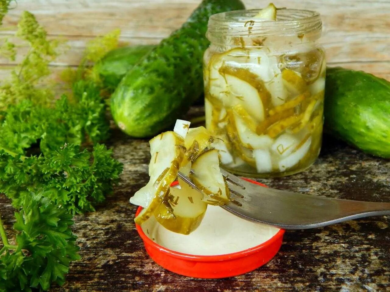 Самый вкусные рецепты огурцов на зиму. Салат из огурцов на зиму. салат из переросших огурцов на зиму. заготовки из переросших огурцов. зимний салат из огурцов.