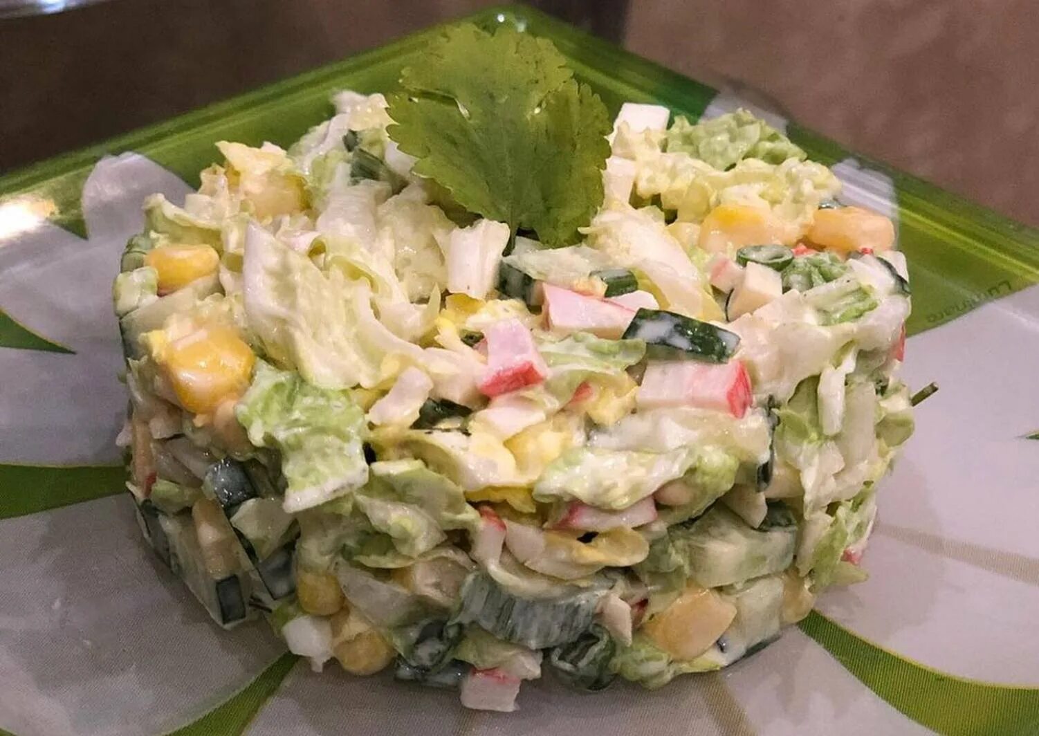 Салат кукуруза пекинка крабовые. Салат с пекинской капустой и крабовыми палочками и кукурузой. Салат с крабовыми палочками и капустой. Салат пекинка крабовые палочки. Салат пекинка крабовые палочки.