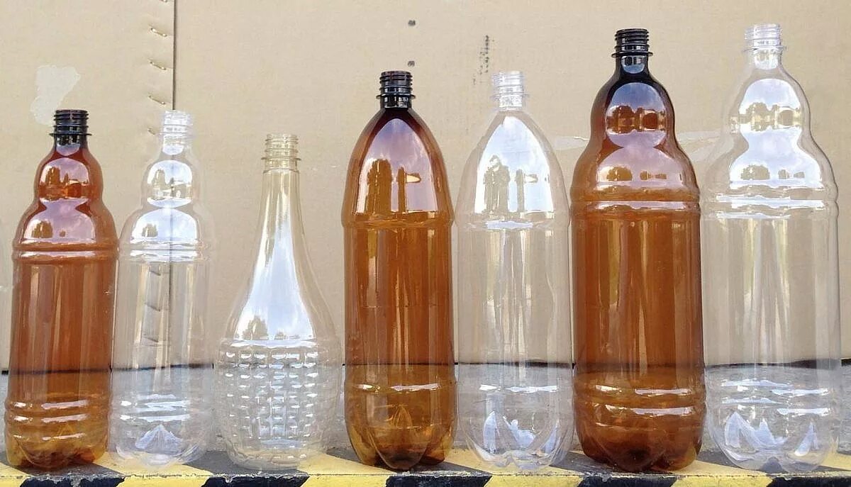 Необычные пластиковые бутылки. Пиво в пластиковых бутылках. Пиво в ПЭТ бутылках. Квас в пластиковой бутылке