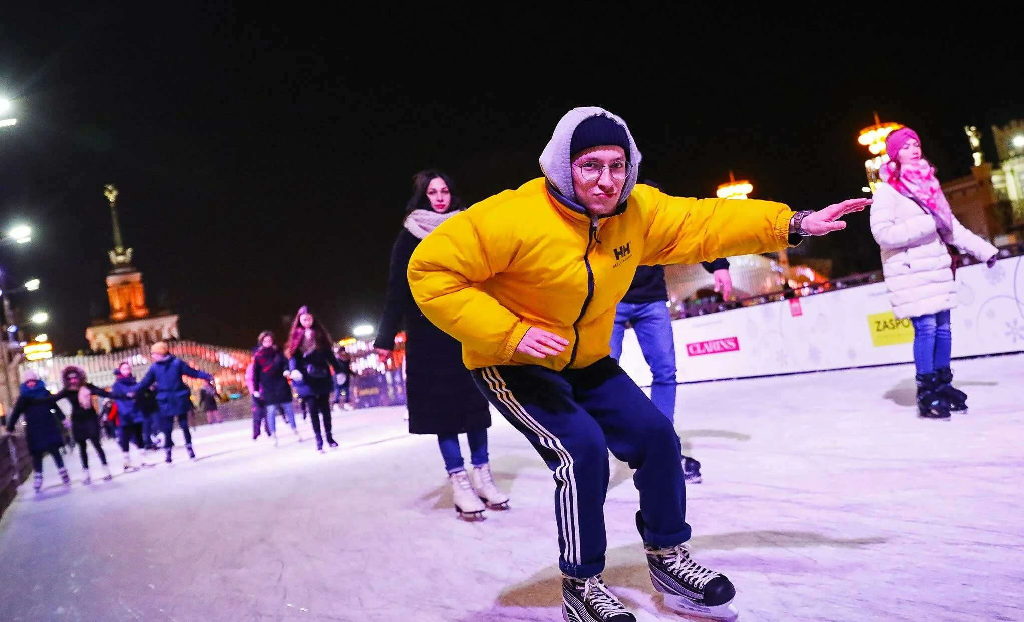 Катки работают сейчас. Каток на полевой сабировской 37. Гончаровский парк москва каток. Катки работают сейчас. Каток вднх.