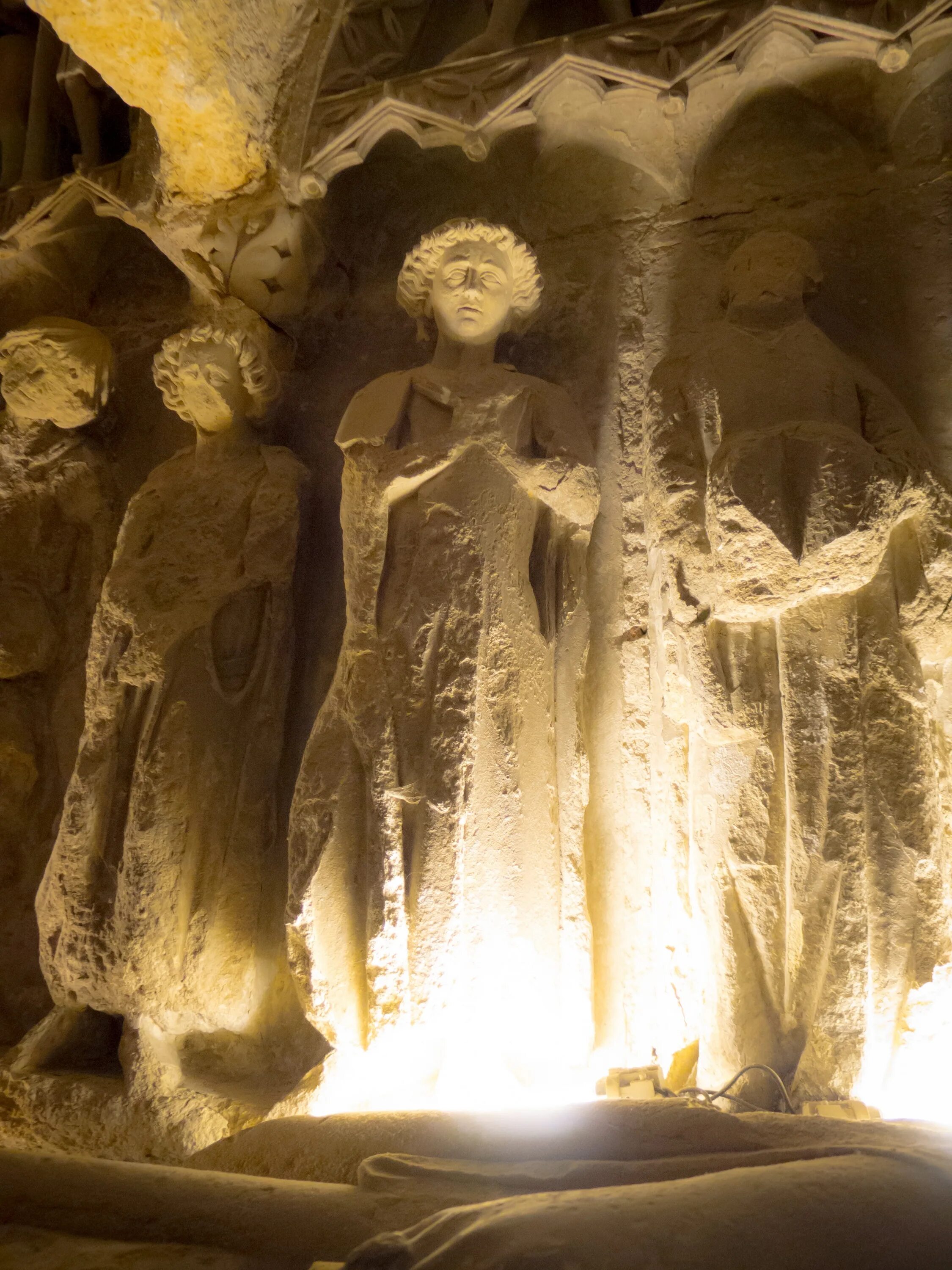 Скульптура подсвеченная. Статуя в пещере. Надгробие церкви Темпла. Древние монументальные памятники пещеры. Древнейшая монументальная культовая скульптура