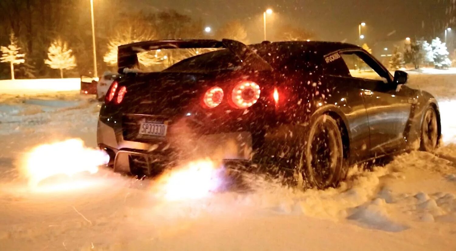 Крутой занос. Ниссан ГТР 35 зимой. Ниссан ГТР на снегу. Nissan GTR 35 В заносе. ГТР Р 35 снег.