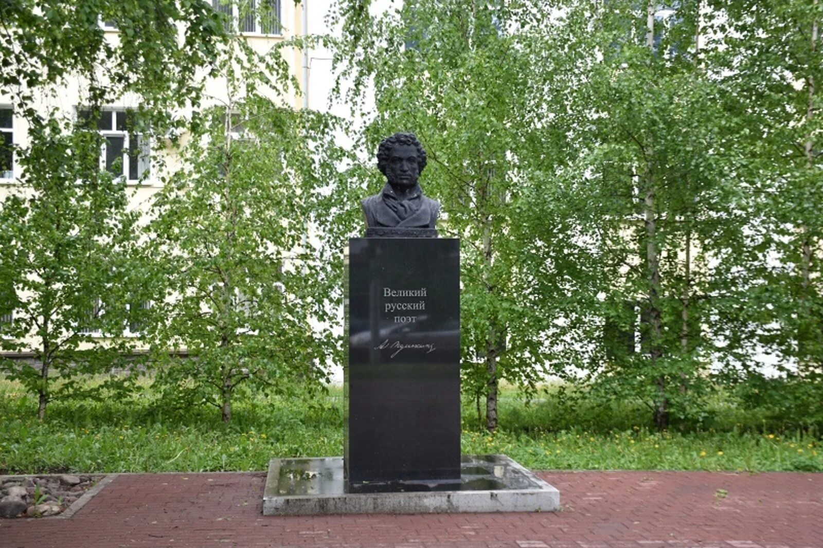 Памятник пушкина в уфе. Памятник пушкину в октябрьском республика башкортостан. Александр пушкин в уфе памятник. Памятник пушкину в уфе. Памятник пушкину в уфе.