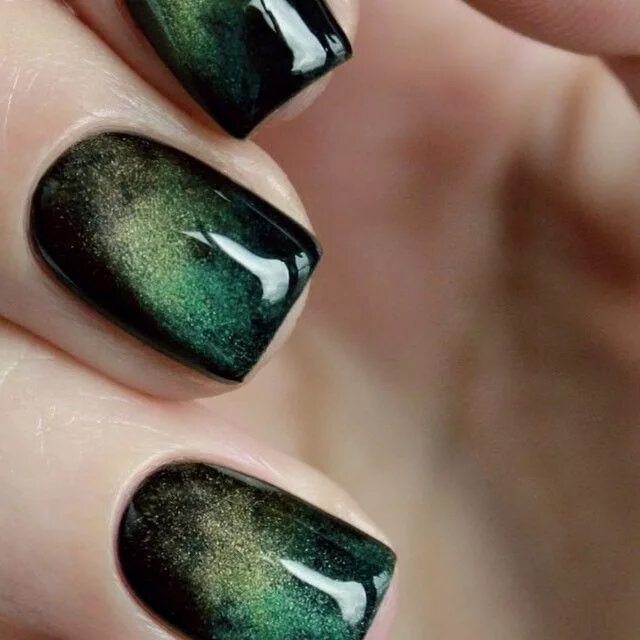 Шеллак кошачий глаз изумрудный. Изумрудный кошачий глаз миндаль. Изумрудный кошачий глаз гель лак. Маникюр зеленый кошкин глаз. Изумрудный кошачий глаз гель лак.