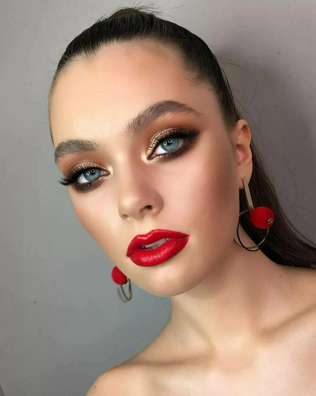 Pin by Raïssa Rezende on Make Ups and Hair inspiration Red lip makeup, Kylie cos