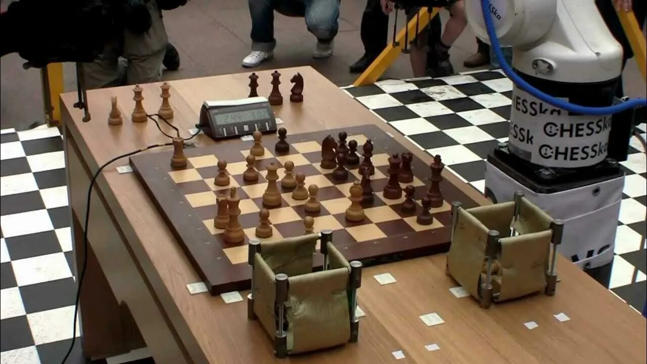 Робот играющий в шахматы. Chesska, kuka (роботы-шахматисты). kuka – робот-шахматист. игра в шахматы с роботом.