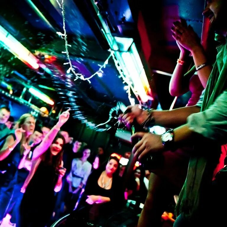 Клуб фото. Люди танцуют в клубе. Фото из клуба. Ночной клуб великий новгород