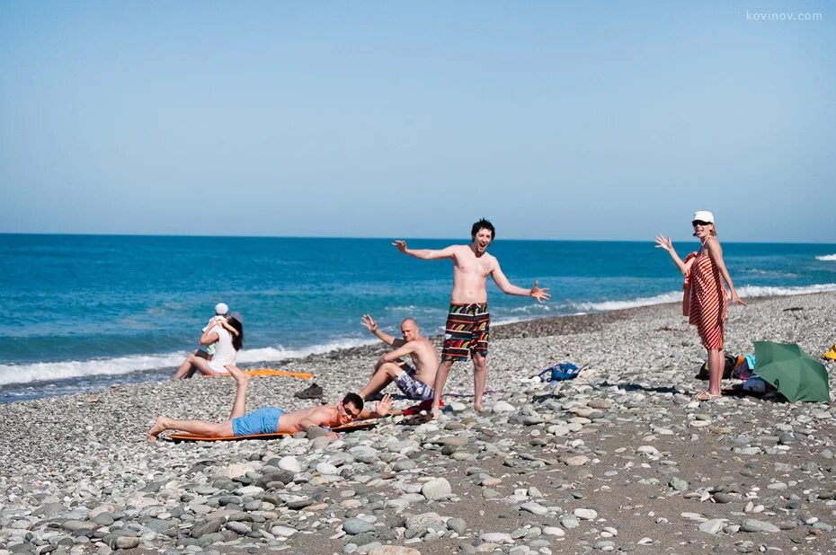Абхазия температура воды и воздуха. Дикий пляж Пицунда Абхазия. Дикий пляж в Гаграх. Море в Пицунде Абхазии в июне. Гагры Абхазия дикий пляж.