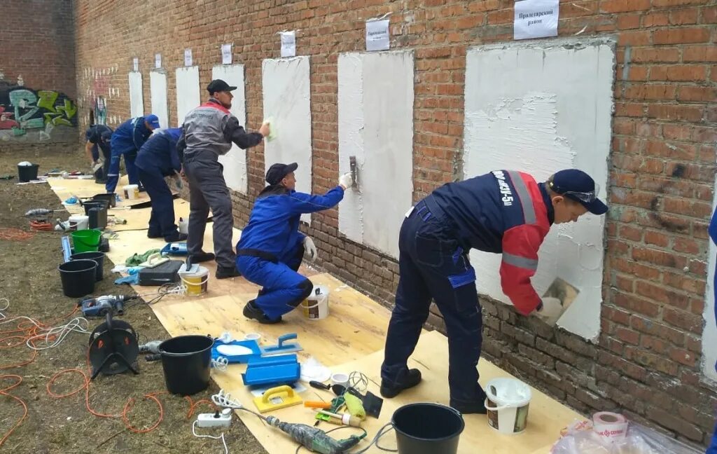 Уборщица жэу 32. Жэу строителей. Строительные работы. Коммунальщики красят стену. Капремонт подъезда.
