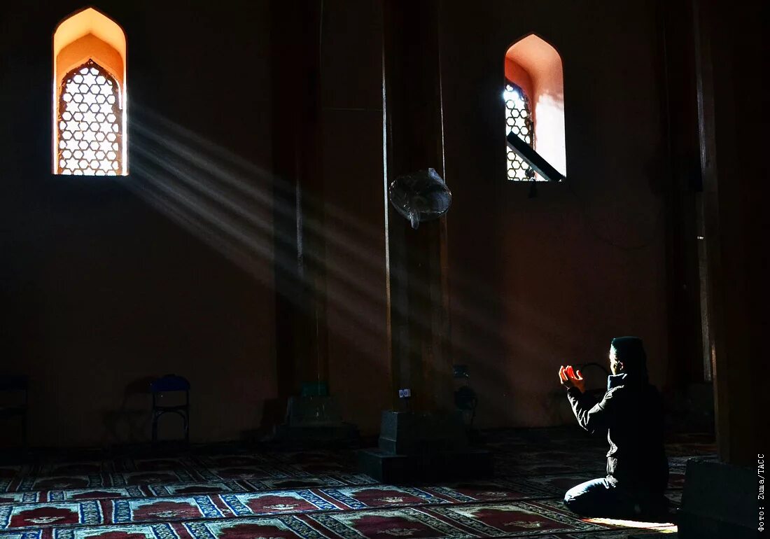 Намаз в темноте. Молятся в мечети. Свет в мечети. Один в мечети. Мольба в мечети.