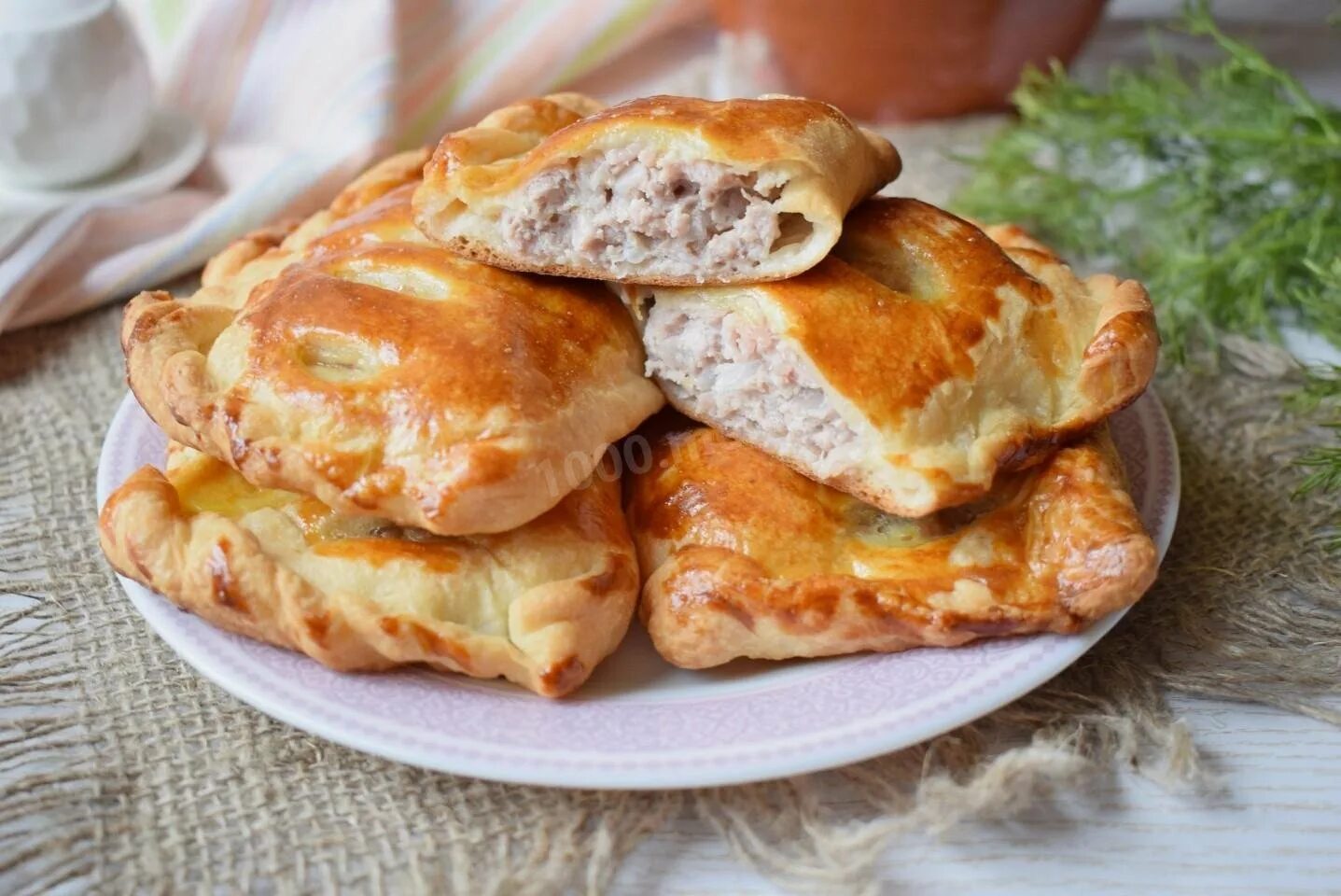 Слоеные пирожки с мясом. Пирожки из слоёного теста с фаршем. Пирожки с мясом из слоеного теста. Пирожки с мясом из слоеного теста в духовке