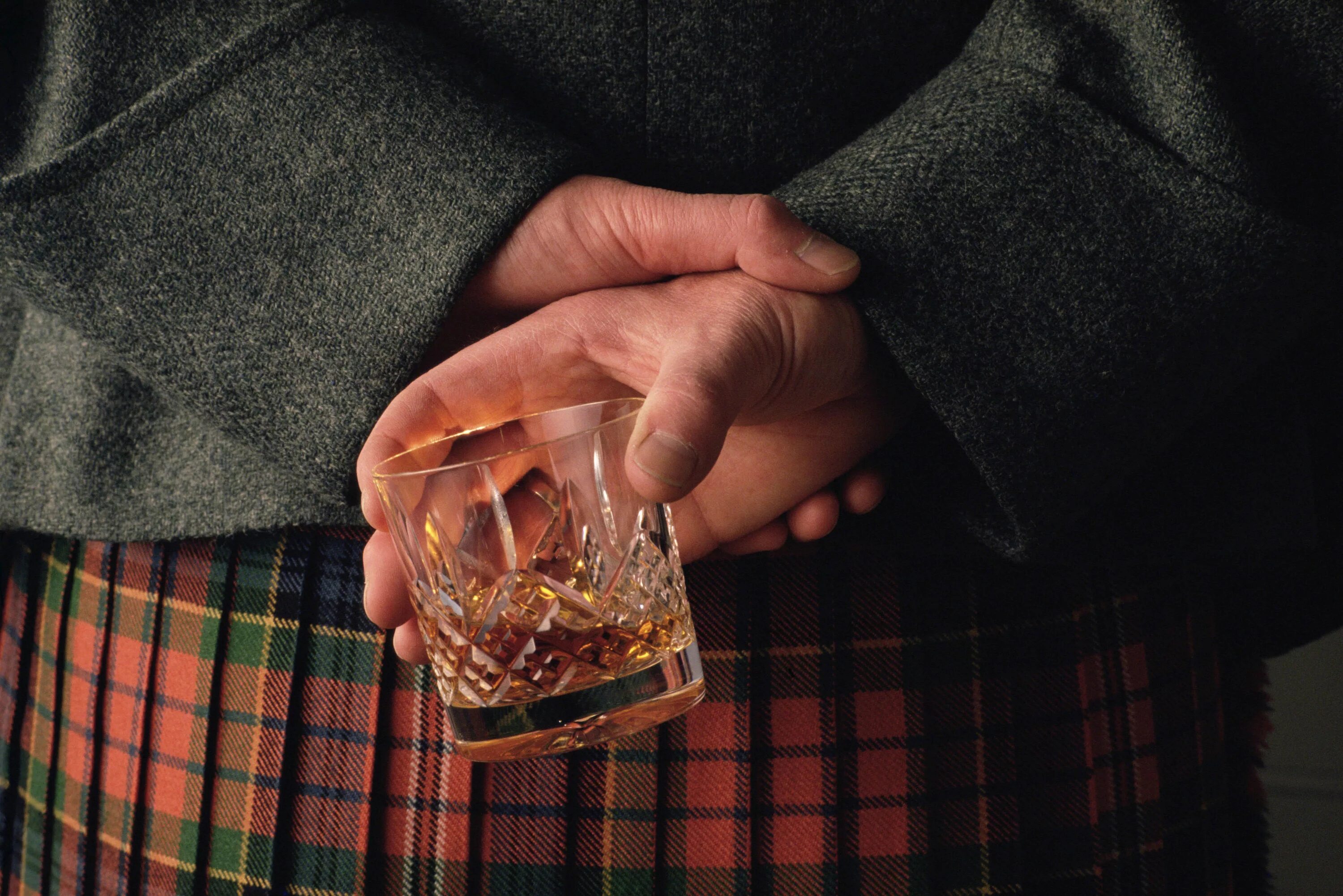 Как пить шотландский виски. День шотландского виски 27 июля. Шотландия Whiskey. День шотландского виски. Виски с шотландцем.