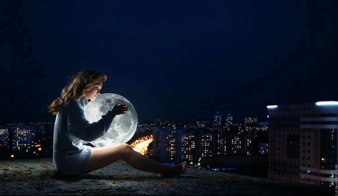 Девушка ночь гиф. Фотосессия ночью. Девушка день арт. Красивая загадочная девушка. Одиночество в ночи.