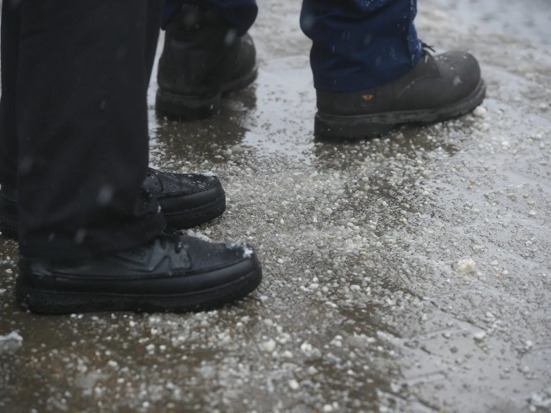 Зима реагенты. Противо галоледные реагенты. Противогололедные ботинки. Влияние реагентов на обувь. Антигололедные реагенты газон.