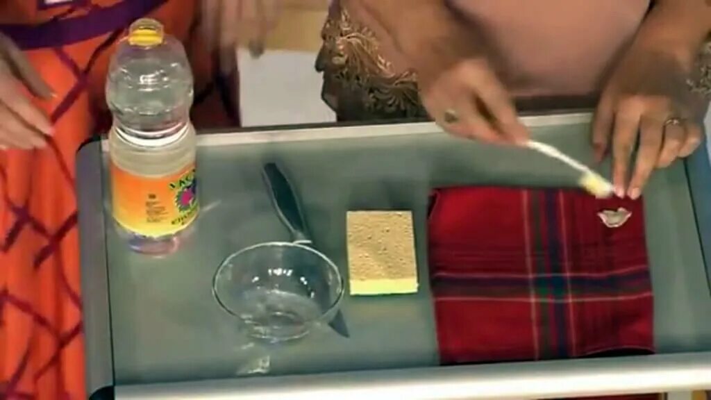 Уксус лайфхаки. Вливают уксус. Удалить пятна уксусом. Уксус выводить пятна. Вывести пятна уксусом.