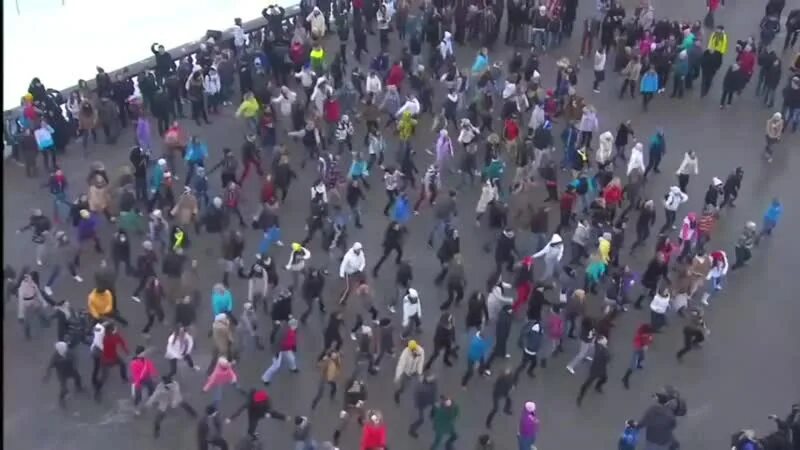 Флешмоб на горах. Флэшмоб на воробьевых горах. флешмоб на воробьевых горах 26.02.2012 года. флэшмоб на воробьёвых горах видео. флэшмоб на воробьевых горах голуби флэшмоб.