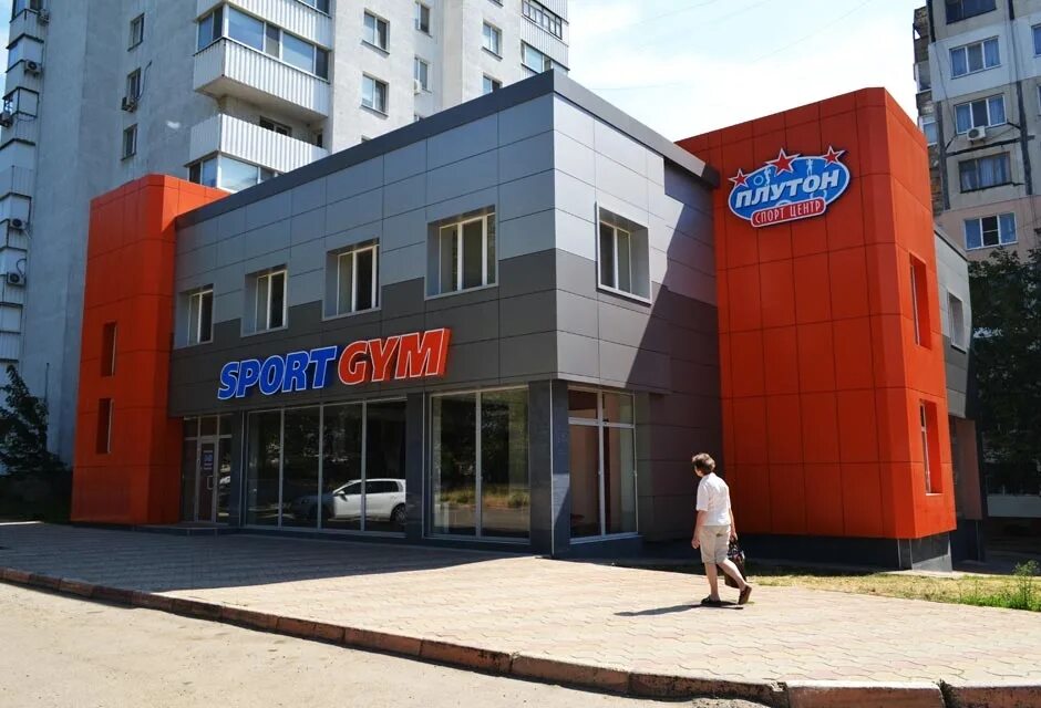 Плутон керчь. Спортзал плутон керчь. зал плутон керчь. фасад спортивного магазина.