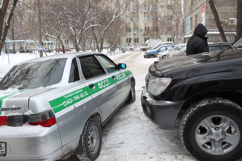 Авто судебных приставов. Арест автомобиля судебными приставами. ФССП арестовывают машину. УФССП машина. Приставы наложили арест на машину