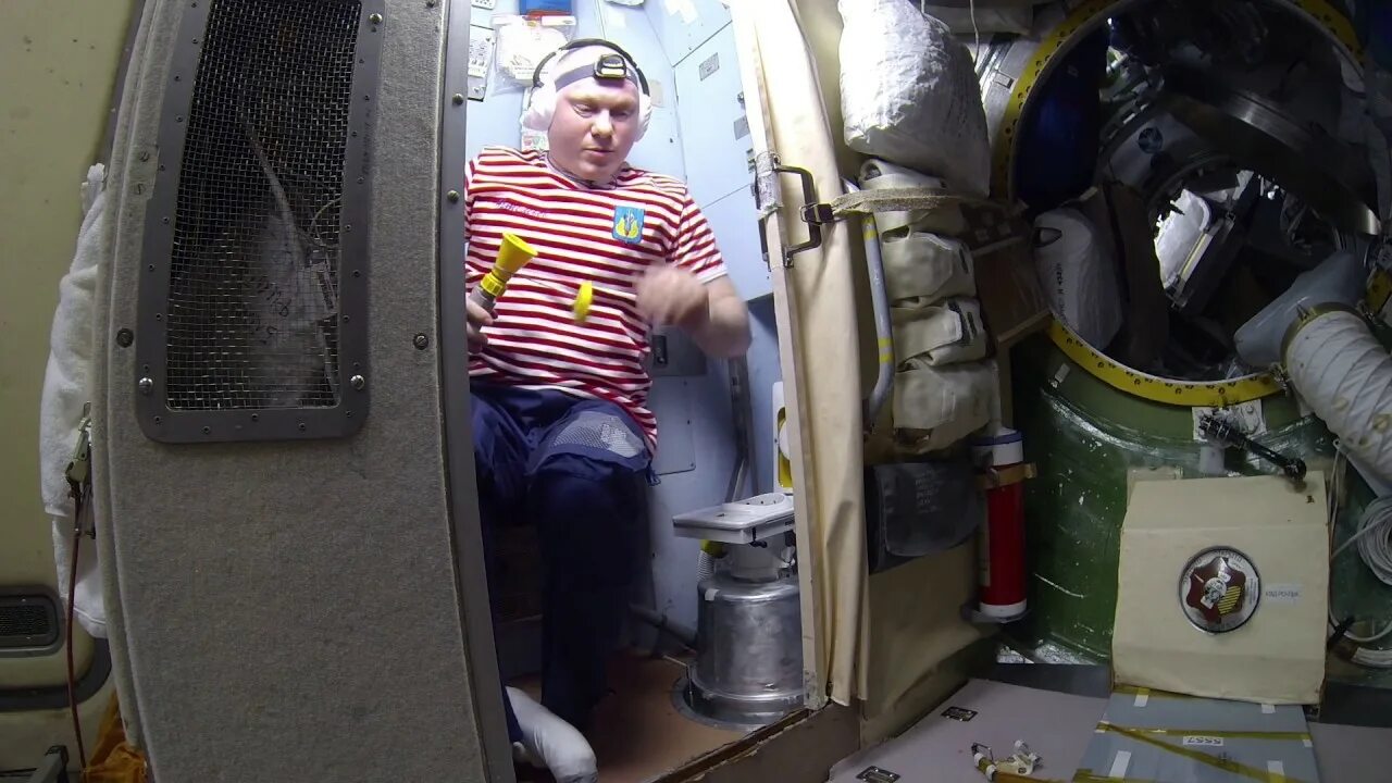 Как космонавты ходят в туалет по маленькому