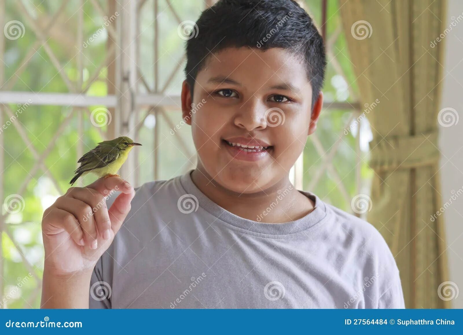 Мальчик и птица оскар. Птица сидит на пальце. Мальчик и птичка. Мальчик держит птицу. Фото мальчик и птичка.