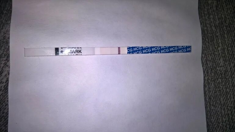 Тест на беременность сине белый. Фраутест 2 полоски. Тень на тесте. Тест на беременность вторая полоска бледная белая. Тест на беременность 1 полоска красная вторая белая.