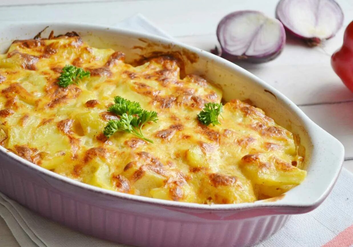 Картошка с грибами под сыром. Картофельная запеканка с сыром. запеканка с картошкой и сыром. картофель запеченный под сыром. запеканка с картошкой под сыром.