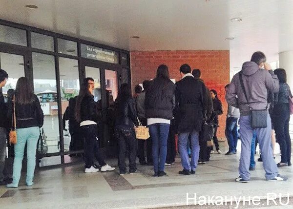 Свадьба много невест. Дворец бракосочетания 1 спб. Дворец бракосочетания 1 на английской набережной. Загс 1 на английской набережной очередь. Очередь в загс.