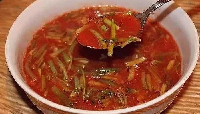 Черемша в томатном соусе. Черемша. Черемша в томате. Черемша блюдо. Черемша блюдо.