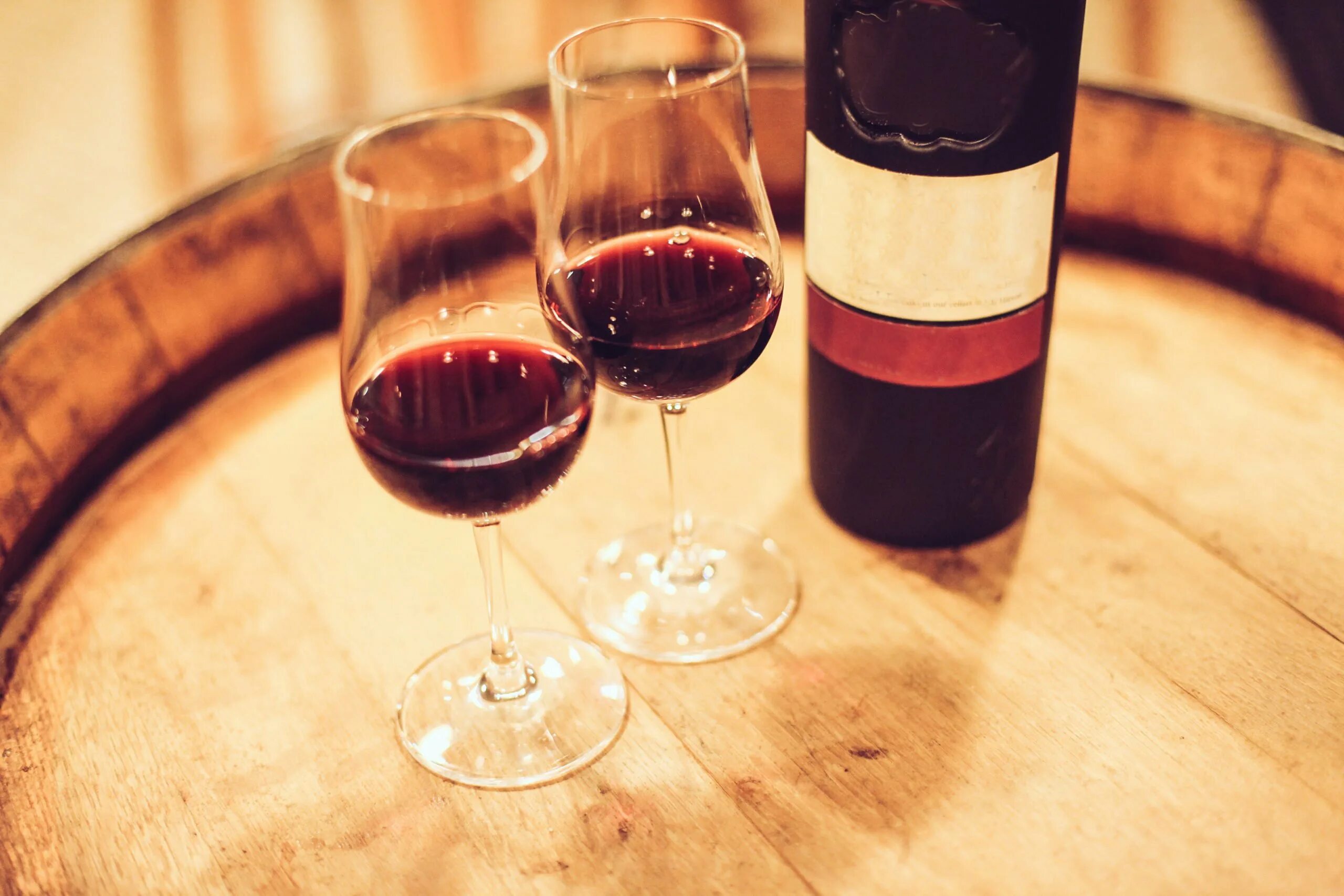 Допускается реклама крепленого вина на ютуб канале. Porto vinho. крепленые вина. бокал для портвейна. крепленое вино в бокале.