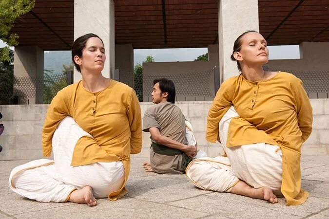 Йоги сиддхи. Иша йога центр в Индии. Дхьяналинга Isha. Хатха йога Садхгуру. Иша Садхгуру.