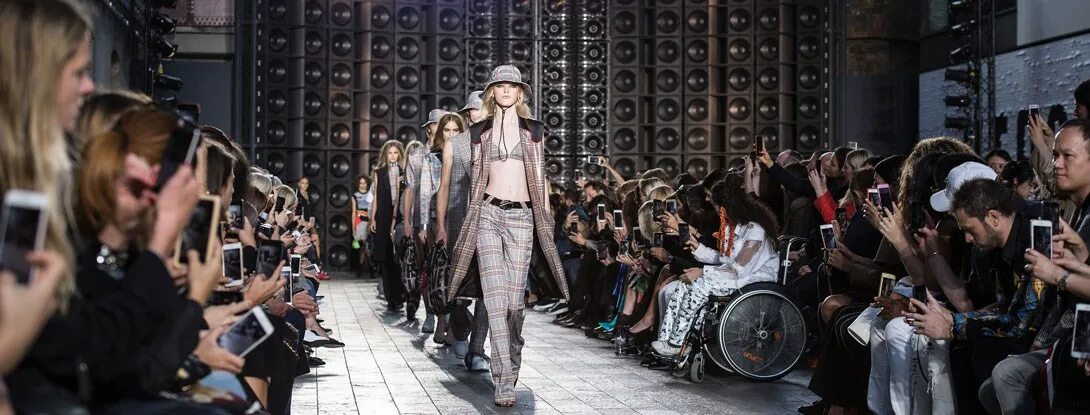 Лондон фэшн вик. Лондонская неделя моды (london fashion week). Неделя моды в англии. Неделя моды в лондоне 2022. Фэшн вик стиль.