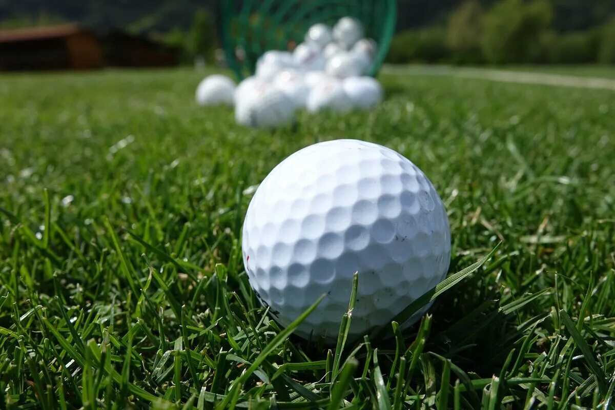 Зачем мяч. Golf balls. Golf Ball c4d. Первые мячи для гольфа. Ямочки на мяче для гольфа.