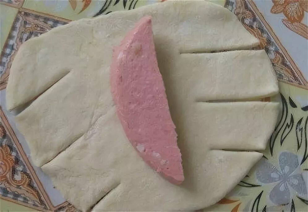 Колбаса в дрожжевом тесте. Как сделать колбасу в тесте. Розочки из колбасы для украшения. Колбаса в тесте. Колбаса в тесте на сковороде.