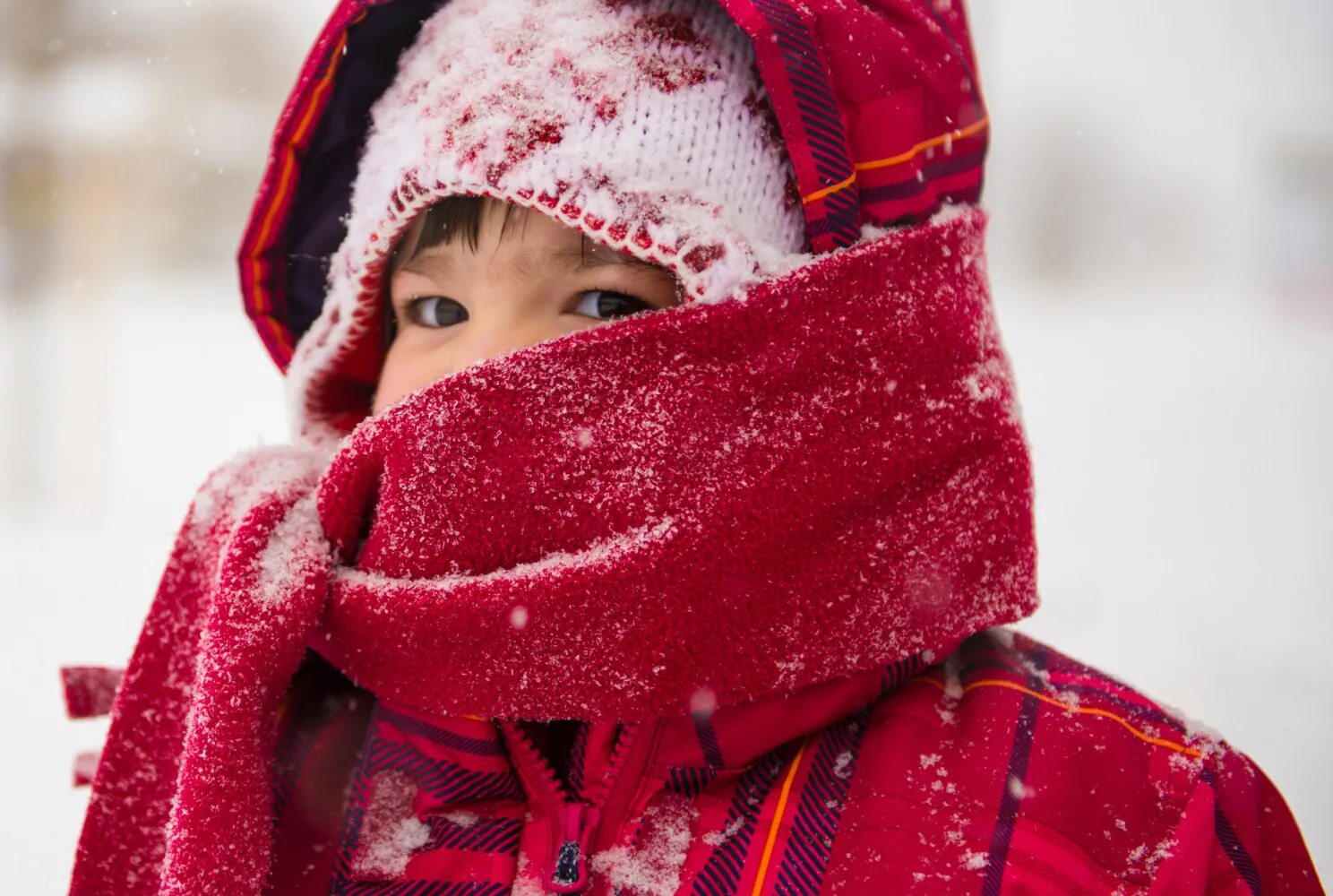 Cold kid. Переохлаждение ребенка. Тепло одетый ребенок. Одевайтесь по погоде избегайте переохлаждения. Одежда для холода.