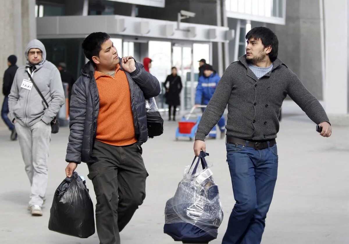 Мигранты как они есть. Трудовые мигранты. Мигранты с сумками. Мигранты гастарбайтеры. Узбеки в Москве.