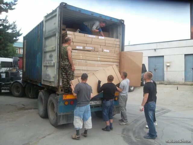 Грузчик мебели. Погрузка и разгрузка грузов. Ручная погрузка разгрузка. Погрузка и разгрузка грузов. Грузчики.