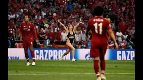 Человек выбежал на финале лч